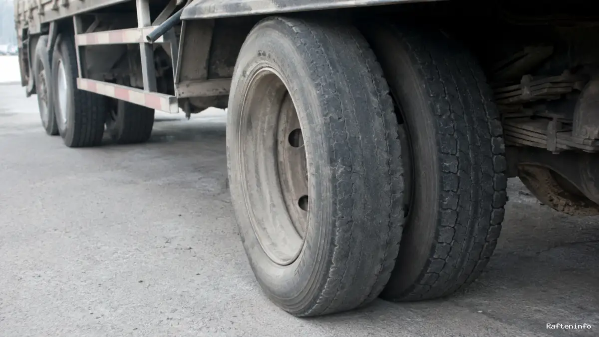 Ban Ganda Truk Bagian Dalam Lebih Cepat Aus, Ini Penyebabnya