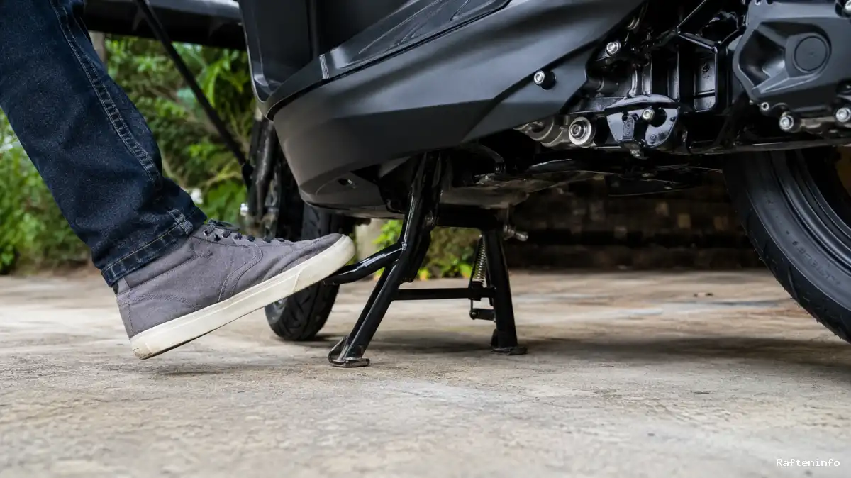 Jangan Asal Injak, Ini Cara Pakai Standar Tengah Motor yang Benar